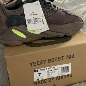 yeezy 700 mauve inside tag